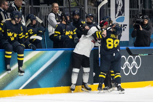 260210 Kohane Sato of Japan and Nicole Hall of Sweden in the women s Ice hockey, Eishockey game between Japan and Sweden during day 4 of the 2026 Winter Olympics on February 10, 2026 in Milan. Photo: Emma Wallskog BILDBYRAN kod EW EW0626 ishockey ice hockey Olympic Games, Olympische Spiele, Olympia, OS olympics winter olympics os ol olympiska spel vinter-os olympiske leker milano cortina 2026 milan cortina 2026 milano cortina 2026 olympic games milano cortina 2026 winter olympic games milano cortina-os milano cortina-ol vinter-ol 4 bbeng sweden sverige dam japan *** 260210 Kohane Sato of Japan and Nicole Hall of Sweden in the women s ice hockey game between Japan and Sweden during day 4 of the 2026 Winter Olympics on February 10, 2026 in Milan Photo Emma Wallskog BILDBYRAN kod EW EW0626 ishockey ice hockey olympic games olympics winter olympics os ol olympiska spel vinter os olympiske leker milano cortina 2026 milan cortina 2026 milano cortina 2026 olympic games milano cortina 2026 winter olympic games milano cortina os milano cortina ol vinter ol 4 bbeng sweden sverige dam japan  Copyright: EMMAxWALLSKOG BB260210EW033