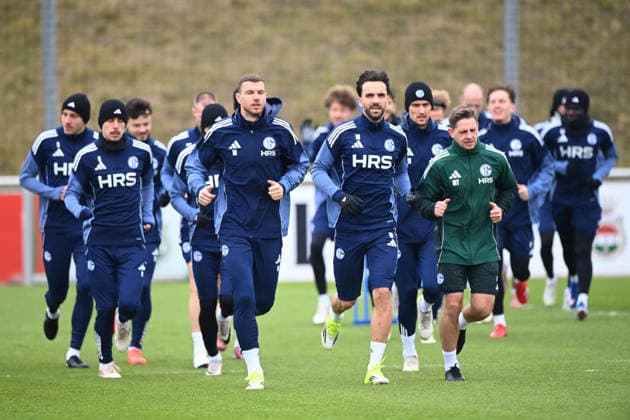 2.v.l. Edin DZEKO (GE), 3.v.l. Kenan KARAMAN (GE) Training des FC Schalke 04 (GE) am 10.02.2026 auf dem Trainingsgelaende in Gelsenkirchen Deutschland. Â *** 2 from left Edin DZEKO GE , 3 from left Kenan KARAMAN GE Training of FC Schalke 04 GE on 10 02 2026 at the training ground in Gelsenkirchen Germany Â