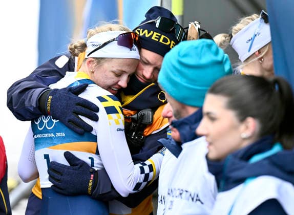 VAL DI FIEMME, ITALIEN 20260210 Linn Svahn gratuleras till guldet av pojkvännen Johan Häggström i damernas final i sprint under vinter-OS i Val di Fiemme, Italien. *** Bilden ingar i SPORTPAKET. För övriga BETALBILD *** VAL DI FIEMME ITALIEN x10430x *** VAL DI FIEMME, ITALY 20260210 Linn Svahn is congratulated on her gold medal by boyfriend Johan Häggström in the womens sprint final at the Winter Olympics in Val di Fiemme, Italy Picture in SPORTPAKET For others PAYPICTURE VAL DI FIEMME ITALY x10430x  Copyright: xChristinexOlsson TTx OS 2026 SKIDOR SPRINT