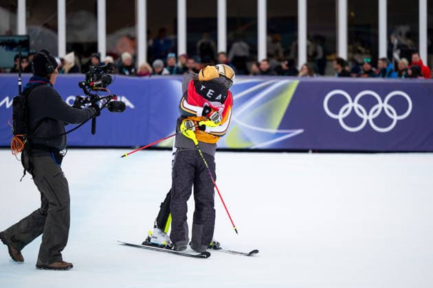 AICHER Emma (Deutschland), WEIDLE-WINKELMANN Kira (Deutschland) jubeln im Ziel ueber die Fuehrung und die moegliche Medaille, ITA, Olympische Spiele Milano Cortina 2026, Olympia, Ski Alpin, Alpine Team Kombination, Slalom Damen, 10.02.2026 ITA, Olympische Spiele Milano Cortina 2026, Olympia, Ski Alpin, Alpine Team Kombination, Slalom Damen, 10.02.2026 Cortina d Ampezzo *** AICHER Emma Germany , WEIDLE WINKELMANN Kira Germany cheer at the finish about the lead and the possible medal, ITA, Olympic Games Milano Cortina 2026, Olympia, Alpine Skiing, Alpine Team Combined, Slalom Women, 10 02 2026 ITA, Olympic Games Milano Cortina 2026, Olympia, Alpine Skiing, Alpine Team Combined, Slalom Women, 10 02 2026 Cortina d Ampezzo Copyright: xEibner-Pressefoto Memmlerx EP_MMR