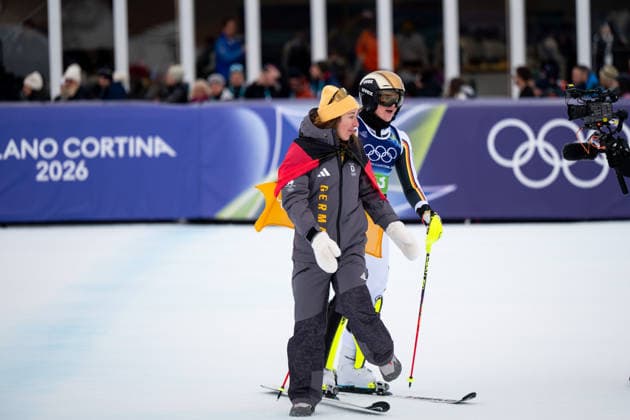 AICHER Emma (Deutschland), WEIDLE-WINKELMANN Kira (Deutschland) jubeln im Ziel ueber die Fuehrung und die moegliche Medaille, ITA, Olympische Spiele Milano Cortina 2026, Olympia, Ski Alpin, Alpine Team Kombination, Slalom Damen, 10.02.2026 ITA, Olympische Spiele Milano Cortina 2026, Olympia, Ski Alpin, Alpine Team Kombination, Slalom Damen, 10.02.2026 Cortina d Ampezzo *** AICHER Emma Germany , WEIDLE WINKELMANN Kira Germany cheer at the finish about the lead and the possible medal, ITA, Olympic Games Milano Cortina 2026, Olympia, Alpine Skiing, Alpine Team Combined, Slalom Women, 10 02 2026 ITA, Olympic Games Milano Cortina 2026, Olympia, Alpine Skiing, Alpine Team Combined, Slalom Women, 10 02 2026 Cortina d Ampezzo Copyright: xEibner-Pressefoto Memmlerx EP_MMR