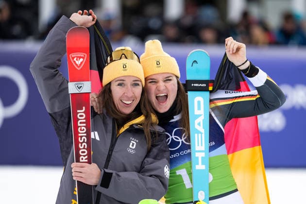 WEIDLE-WINKELMANN Kira (Deutschland), AICHER Emma (Deutschland) jubeln im Ziel ueber die Silber Medaille, ITA, Olympische Spiele Milano Cortina 2026, Olympia, Ski Alpin, Alpine Team Kombination, Slalom Damen, 10.02.2026 ITA, Olympische Spiele Milano Cortina 2026, Olympia, Ski Alpin, Alpine Team Kombination, Slalom Damen, 10.02.2026 Cortina d Ampezzo *** WEIDLE WINKELMANN Kira Germany , AICHER Emma Germany celebrate the silver medal at the finish, ITA, Olympic Games Milano Cortina 2026, Olympia, Alpine Skiing, Alpine Team Combined, Slalom Women, 10 02 2026 ITA, Olympic Games Milano Cortina 2026, Olympia, Alpine Skiing, Alpine Team Combined, Slalom Women, 10 02 2026 Cortina d Ampezzo Copyright: xEibner-Pressefoto Memmlerx EP_MMR
