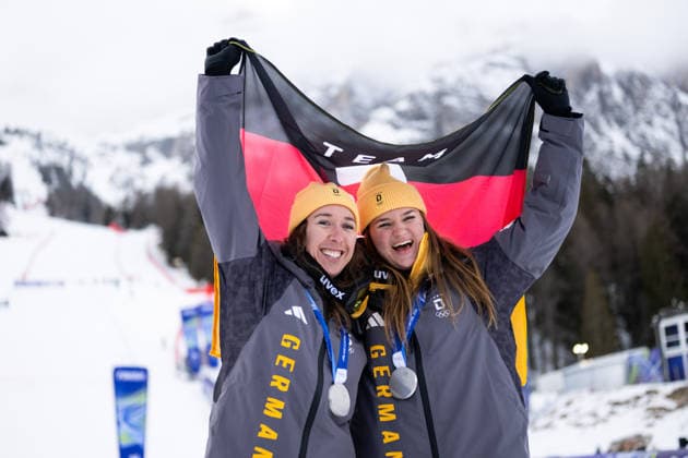 WEIDLE-WINKELMANN Kira (Deutschland), AICHER Emma (Deutschland) jubeln auf dem Podium bei der Siegerehrung ueber die Silber Medaille, ITA, Olympische Spiele Milano Cortina 2026, Olympia, Ski Alpin, Alpine Team Kombination, Slalom Damen, 10.02.2026 ITA, Olympische Spiele Milano Cortina 2026, Olympia, Ski Alpin, Alpine Team Kombination, Slalom Damen, 10.02.2026 Cortina d Ampezzo *** WEIDLE WINKELMANN Kira Germany , AICHER Emma Germany cheering on the podium at the award ceremony for the silver medal, ITA, Olympic Games Milano Cortina 2026, Olympic Games, Alpine Skiing, Alpine Team Combined, Slalom Women, 10 02 2026 ITA, Olympic Games Milano Cortina 2026, Olympic Games, Alpine Skiing, Alpine Team Combined, Slalom Women, 10 02 2026 Cortina d Ampezzo Copyright: xEibner-Pressefoto Memmlerx EP_MMR