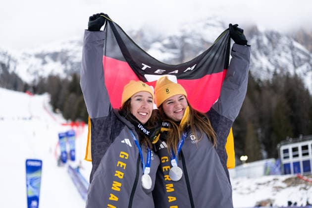 WEIDLE-WINKELMANN Kira (Deutschland), AICHER Emma (Deutschland) jubeln auf dem Podium bei der Siegerehrung ueber die Silber Medaille, ITA, Olympische Spiele Milano Cortina 2026, Olympia, Ski Alpin, Alpine Team Kombination, Slalom Damen, 10.02.2026 ITA, Olympische Spiele Milano Cortina 2026, Olympia, Ski Alpin, Alpine Team Kombination, Slalom Damen, 10.02.2026 Cortina d Ampezzo *** WEIDLE WINKELMANN Kira Germany , AICHER Emma Germany cheering on the podium at the award ceremony for the silver medal, ITA, Olympic Games Milano Cortina 2026, Olympic Games, Alpine Skiing, Alpine Team Combined, Slalom Women, 10 02 2026 ITA, Olympic Games Milano Cortina 2026, Olympic Games, Alpine Skiing, Alpine Team Combined, Slalom Women, 10 02 2026 Cortina d Ampezzo Copyright: xEibner-Pressefoto Memmlerx EP_MMR