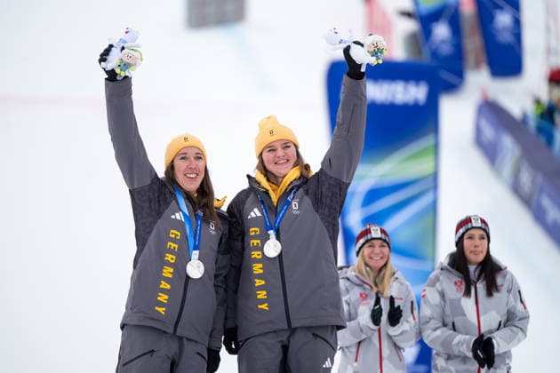 WEIDLE-WINKELMANN Kira (Deutschland), AICHER Emma (Deutschland) jubeln auf dem Podium bei der Siegerehrung ueber die Silber Medaille, ITA, Olympische Spiele Milano Cortina 2026, Olympia, Ski Alpin, Alpine Team Kombination, Slalom Damen, 10.02.2026 ITA, Olympische Spiele Milano Cortina 2026, Olympia, Ski Alpin, Alpine Team Kombination, Slalom Damen, 10.02.2026 Cortina d Ampezzo *** WEIDLE WINKELMANN Kira Germany , AICHER Emma Germany cheering on the podium at the award ceremony for the silver medal, ITA, Olympic Games Milano Cortina 2026, Olympic Games, Alpine Skiing, Alpine Team Combined, Slalom Women, 10 02 2026 ITA, Olympic Games Milano Cortina 2026, Olympic Games, Alpine Skiing, Alpine Team Combined, Slalom Women, 10 02 2026 Cortina d Ampezzo Copyright: xEibner-Pressefoto Memmlerx EP_MMR