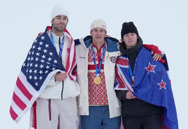 Gold medalist Birk Ruud of Norway (C), silver medalist Alex Hall of the USA (L) and bronze medalist Luca Harrington of New Zealand stand on the podium with their national flags after the Men s Freeski Slopestyle competition at the Milano Cortina 2026 Winter Olympic Games, Olympische Spiele, Olympia, OS in Livigno, Italy, on Tuesday, February 10, 2026.  OLY20260210803 BOBxSTRONG