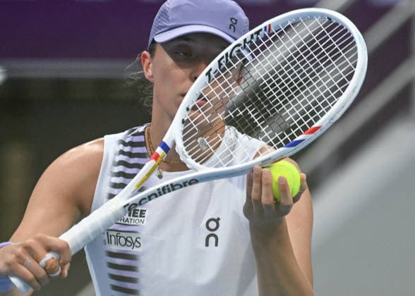 Qatar TotalEnergies Open 2026 - Day Three DOHA, QATAR FEBRUARY 10: Iga Swiatek of Poland in action against Janice Tjen of Indonesia in the second round on Day Three of the Qatar TotalEnergies Open, part of the Hologic WTA, Tennis Damen Tour, at the Khalifa International Tennis and Squash Complex on February 10, 2026 in Doha, Qatar. Doha Qatar  Copyright: xArturxWidakx originalFilename:widak-qatartot260210_np7UN.jpg