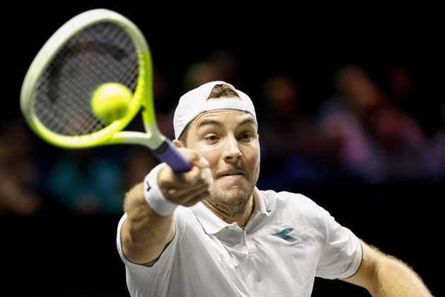 ROTTERDAM - Jan-Lennard Struff in action against Hugo Grenier on the second day of the ABN AMRO tennis tournament in Ahoy Rotterdam. BAS CZERWINSKI ANP xVIxANPxSportx xxANPxIVx 550250225 originalFilename: 550250225.jpg