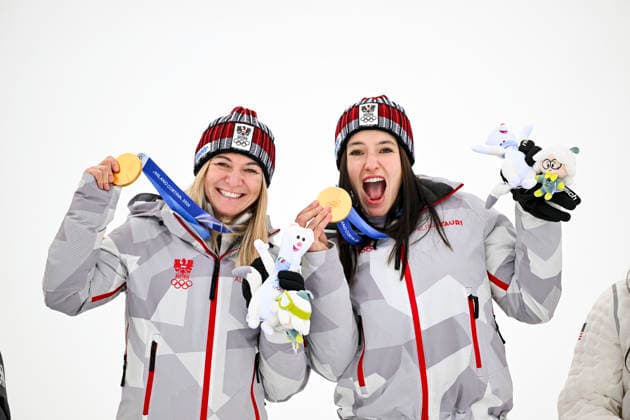 OLYMPICS - Winter Olympic Games, Olympische Spiele, Olympia, OS Milano Cortina 2026 CORTINA D AMPEZZO,ITALY,10.FEB.26 - OLYMPICS, ALPINE SKIING - Winter Olympic Games Milano Cortina 2026, team combined, medal ceremony. Image shows the rejoicing of Ariane Raedler and Katharina Huber (AUT). Keywords: medal.  GEPAxpictures xAlexanderxSolc