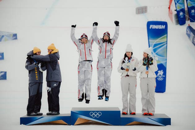 OLYMPICS - Winter Olympic Games, Olympische Spiele, Olympia, OS Milano Cortina 2026 CORTINA D AMPEZZO,ITALY,10.FEB.26 - OLYMPICS, ALPINE SKIING - Winter Olympic Games Milano Cortina 2026, team combined, slalom, women. Image shows the rejoicing of Kira Weidle-Winkelmann (GER), Emma Aicher (GER), Ariane Raedler (AUT), Katharina Huber (AUT), Jacqueline Wiles (USA) and Paula Moltzan (USA).  GEPAxpictures xAlexanderxSolc