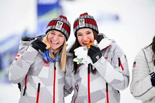 OLYMPICS - Winter Olympic Games, Olympische Spiele, Olympia, OS Milano Cortina 2026 CORTINA D AMPEZZO,ITALY,10.FEB.26 - OLYMPICS, ALPINE SKIING - Winter Olympic Games Milano Cortina 2026, team combined, medal ceremony. Image shows the rejoicing of Ariane Raedler and Katharina Huber (AUT). Keywords: medal, mascot.  GEPAxpictures xAlexanderxSolc