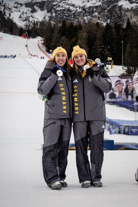 Die Silbermedaillengewinnerinnen Kira Weidle-Winkelmann und Emma Aicher aus Deutschland feiern ihre Medaillen beim Alpinen Skiwettbewerb - Team Combined der Frauen, The silver medal winners Kira Weidle-Winkelmann of Germany and Emma Aicher of Germany celebrate their medals at the Alpine Skiing - Women s Team Combined. Women’s Alpine Team Combination, Slalom, Milano Cortina 2026 Olympic Games, Olympische Spiele, Olympia, OS 10-02-2026 *** Silver medal winners Kira Weidle Winkelmann and Emma Aicher of Germany celebrate their medals at the Alpine Skiing Womens Team Combined, Slalom, Milano Cortina 2026 Olympic Games 10 02 2026, The silver medal winners Kira Weidle Winkelmann of Germany and Emma Aicher of Germany celebrate their medals at the Alpine Skiing Womens Team Combined Womens Alpine Team Combination, Slalom, Milano Cortina 2026 Olympic Games 10 02 2026 Copyright: HMBxMedia MarcxNiemeyer