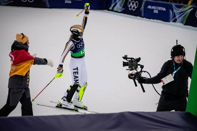 Die Silbermedaillengewinnerinnen Kira Weidle-Winkelmann und Emma Aicher aus Deutschland feiern ihre Medaillen beim Alpinen Skiwettbewerb - Team Combined der Frauen, The silver medal winners Kira Weidle-Winkelmann of Germany and Emma Aicher of Germany celebrate their medals at the Alpine Skiing - Women s Team Combined. Women’s Alpine Team Combination, Slalom, Milano Cortina 2026 Olympic Games, Olympische Spiele, Olympia, OS 10-02-2026 *** Silver medal winners Kira Weidle Winkelmann and Emma Aicher of Germany celebrate their medals at the Alpine Skiing Womens Team Combined, Slalom, Milano Cortina 2026 Olympic Games 10 02 2026, The silver medal winners Kira Weidle Winkelmann of Germany and Emma Aicher of Germany celebrate their medals at the Alpine Skiing Womens Team Combined Womens Alpine Team Combination, Slalom, Milano Cortina 2026 Olympic Games 10 02 2026 Copyright: HMBxMedia MarcxNiemeyer