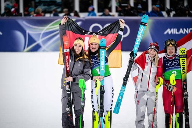Die Silbermedaillengewinnerinnen Kira Weidle-Winkelmann und Emma Aicher aus Deutschland feiern ihre Medaillen beim Alpinen Skiwettbewerb - Team Combined der Frauen, The silver medal winners Kira Weidle-Winkelmann of Germany and Emma Aicher of Germany celebrate their medals at the Alpine Skiing - Women s Team Combined. Women’s Alpine Team Combination, Slalom, Milano Cortina 2026 Olympic Games, Olympische Spiele, Olympia, OS 10-02-2026 *** Silver medal winners Kira Weidle Winkelmann and Emma Aicher of Germany celebrate their medals at the Alpine Skiing Womens Team Combined, Slalom, Milano Cortina 2026 Olympic Games 10 02 2026, The silver medal winners Kira Weidle Winkelmann of Germany and Emma Aicher of Germany celebrate their medals at the Alpine Skiing Womens Team Combined Womens Alpine Team Combination, Slalom, Milano Cortina 2026 Olympic Games 10 02 2026 Copyright: HMBxMedia MarcxNiemeyer