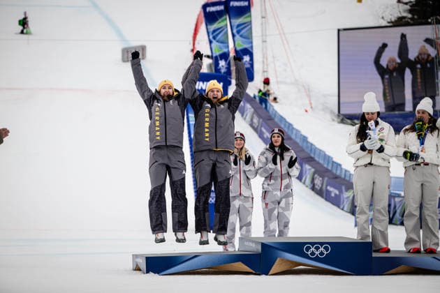 Die Silbermedaillengewinnerinnen Kira Weidle-Winkelmann und Emma Aicher aus Deutschland feiern ihre Medaillen beim Alpinen Skiwettbewerb - Team Combined der Frauen, The silver medal winners Kira Weidle-Winkelmann of Germany and Emma Aicher of Germany celebrate their medals at the Alpine Skiing - Women s Team Combined. Women’s Alpine Team Combination, Slalom, Milano Cortina 2026 Olympic Games, Olympische Spiele, Olympia, OS 10-02-2026 *** Silver medal winners Kira Weidle Winkelmann and Emma Aicher of Germany celebrate their medals at the Alpine Skiing Womens Team Combined, Slalom, Milano Cortina 2026 Olympic Games 10 02 2026, The silver medal winners Kira Weidle Winkelmann of Germany and Emma Aicher of Germany celebrate their medals at the Alpine Skiing Womens Team Combined Womens Alpine Team Combination, Slalom, Milano Cortina 2026 Olympic Games 10 02 2026 Copyright: HMBxMedia MarcxNiemeyer