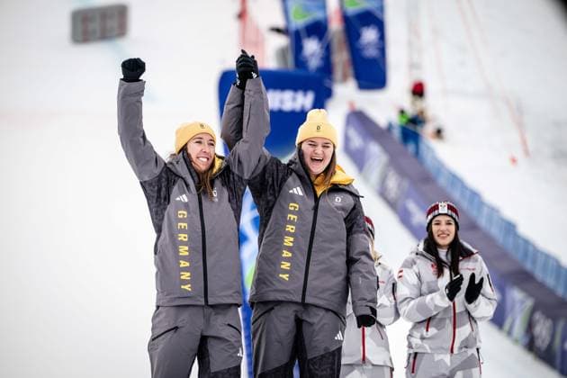 Die Silbermedaillengewinnerinnen Kira Weidle-Winkelmann und Emma Aicher aus Deutschland feiern ihre Medaillen beim Alpinen Skiwettbewerb - Team Combined der Frauen, The silver medal winners Kira Weidle-Winkelmann of Germany and Emma Aicher of Germany celebrate their medals at the Alpine Skiing - Women s Team Combined. Women’s Alpine Team Combination, Slalom, Milano Cortina 2026 Olympic Games, Olympische Spiele, Olympia, OS 10-02-2026 *** Silver medal winners Kira Weidle Winkelmann and Emma Aicher of Germany celebrate their medals at the Alpine Skiing Womens Team Combined, Slalom, Milano Cortina 2026 Olympic Games 10 02 2026, The silver medal winners Kira Weidle Winkelmann of Germany and Emma Aicher of Germany celebrate their medals at the Alpine Skiing Womens Team Combined Womens Alpine Team Combination, Slalom, Milano Cortina 2026 Olympic Games 10 02 2026 Copyright: HMBxMedia MarcxNiemeyer