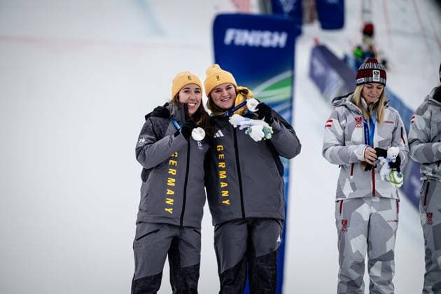 Die Silbermedaillengewinnerinnen Kira Weidle-Winkelmann und Emma Aicher aus Deutschland feiern ihre Medaillen beim Alpinen Skiwettbewerb - Team Combined der Frauen, The silver medal winners Kira Weidle-Winkelmann of Germany and Emma Aicher of Germany celebrate their medals at the Alpine Skiing - Women s Team Combined. Women’s Alpine Team Combination, Slalom, Milano Cortina 2026 Olympic Games, Olympische Spiele, Olympia, OS 10-02-2026 *** Silver medal winners Kira Weidle Winkelmann and Emma Aicher of Germany celebrate their medals at the Alpine Skiing Womens Team Combined, Slalom, Milano Cortina 2026 Olympic Games 10 02 2026, The silver medal winners Kira Weidle Winkelmann of Germany and Emma Aicher of Germany celebrate their medals at the Alpine Skiing Womens Team Combined Womens Alpine Team Combination, Slalom, Milano Cortina 2026 Olympic Games 10 02 2026 Copyright: HMBxMedia MarcxNiemeyer