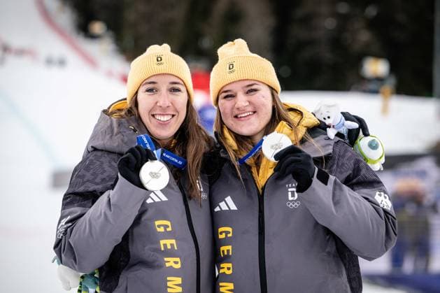 Die Silbermedaillengewinnerinnen Kira Weidle-Winkelmann und Emma Aicher aus Deutschland feiern ihre Medaillen beim Alpinen Skiwettbewerb - Team Combined der Frauen, The silver medal winners Kira Weidle-Winkelmann of Germany and Emma Aicher of Germany celebrate their medals at the Alpine Skiing - Women s Team Combined. Women’s Alpine Team Combination, Slalom, Milano Cortina 2026 Olympic Games, Olympische Spiele, Olympia, OS 10-02-2026 *** Silver medal winners Kira Weidle Winkelmann and Emma Aicher of Germany celebrate their medals at the Alpine Skiing Womens Team Combined, Slalom, Milano Cortina 2026 Olympic Games 10 02 2026, The silver medal winners Kira Weidle Winkelmann of Germany and Emma Aicher of Germany celebrate their medals at the Alpine Skiing Womens Team Combined Womens Alpine Team Combination, Slalom, Milano Cortina 2026 Olympic Games 10 02 2026 Copyright: HMBxMedia MarcxNiemeyer
