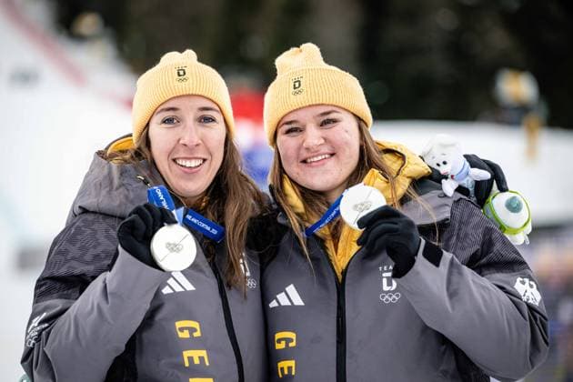 Die Silbermedaillengewinnerinnen Kira Weidle-Winkelmann und Emma Aicher aus Deutschland feiern ihre Medaillen beim Alpinen Skiwettbewerb - Team Combined der Frauen, The silver medal winners Kira Weidle-Winkelmann of Germany and Emma Aicher of Germany celebrate their medals at the Alpine Skiing - Women s Team Combined. Women’s Alpine Team Combination, Slalom, Milano Cortina 2026 Olympic Games, Olympische Spiele, Olympia, OS 10-02-2026 *** Silver medal winners Kira Weidle Winkelmann and Emma Aicher of Germany celebrate their medals at the Alpine Skiing Womens Team Combined, Slalom, Milano Cortina 2026 Olympic Games 10 02 2026, The silver medal winners Kira Weidle Winkelmann of Germany and Emma Aicher of Germany celebrate their medals at the Alpine Skiing Womens Team Combined Womens Alpine Team Combination, Slalom, Milano Cortina 2026 Olympic Games 10 02 2026 Copyright: HMBxMedia MarcxNiemeyer