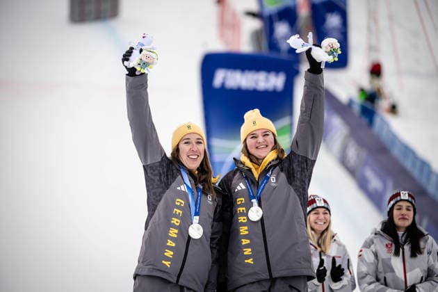 Die Silbermedaillengewinnerinnen Kira Weidle-Winkelmann und Emma Aicher aus Deutschland feiern ihre Medaillen beim Alpinen Skiwettbewerb - Team Combined der Frauen, The silver medal winners Kira Weidle-Winkelmann of Germany and Emma Aicher of Germany celebrate their medals at the Alpine Skiing - Women s Team Combined. Women’s Alpine Team Combination, Slalom, Milano Cortina 2026 Olympic Games, Olympische Spiele, Olympia, OS 10-02-2026 *** Silver medal winners Kira Weidle Winkelmann and Emma Aicher of Germany celebrate their medals at the Alpine Skiing Womens Team Combined, Slalom, Milano Cortina 2026 Olympic Games 10 02 2026, The silver medal winners Kira Weidle Winkelmann of Germany and Emma Aicher of Germany celebrate their medals at the Alpine Skiing Womens Team Combined Womens Alpine Team Combination, Slalom, Milano Cortina 2026 Olympic Games 10 02 2026 Copyright: HMBxMedia MarcxNiemeyer