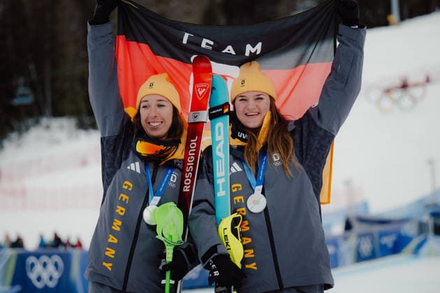 OLYMPICS - Winter Olympic Games, Olympische Spiele, Olympia, OS Milano Cortina 2026 CORTINA D AMPEZZO,ITALY,10.FEB.26 - OLYMPICS, ALPINE SKIING - Winter Olympic Games Milano Cortina 2026, team combined, slalom, women. Image shows the rejoicing of Kira Weidle-Winkelmann (GER) and Emma Aicher (GER).  GEPAxpictures xAlexanderxSolc