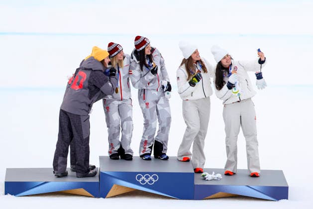 OLYMPICS - Winter Olympic Games, Olympische Spiele, Olympia, OS Milano Cortina 2026 CORTINA D AMPEZZO,ITALY,10.FEB.26 - OLYMPICS, ALPINE SKIING - Winter Olympic Games Milano Cortina 2026, team combined, women, medal ceremony. Image shows the rejoicing of Kira Weidle-Winkelmann, Emma Aicher (GER), Ariane Raedler, Katharina Huber (AUT), Jacqueline Wiles and Paula Moltzan (USA). Keywords: medal.  GEPAxpictures xMaticxKlansek