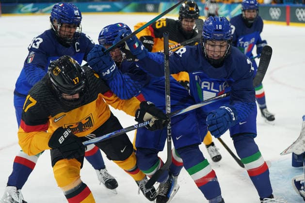 Milano Cortina, 2026 , Winter Olympic Games, Olympische Spiele, Olympia, OS Olympische Winter-Olympische spiele 2026 , Eishockey Frauen, Women s Preliminary Round Italien vs Deutschland , Italy-Germany , Ice hockey, Eishockey Arena Rho Milano, emily nix, , Deutschland , Germany, anna caumo, Photocopyright Gladys Chai von der Laage *** Milano Cortina, 2026 , Winter Olympic Games, Winter Olympic Games 2026 , Ice Hockey Women, Women s Preliminary Round Italy vs Germany , Italy Germany , Ice Hockey Arena Rho Milano, emily nix, , Germany , Germany, anna caumo, Photocopyright Gladys Chai von der Laage