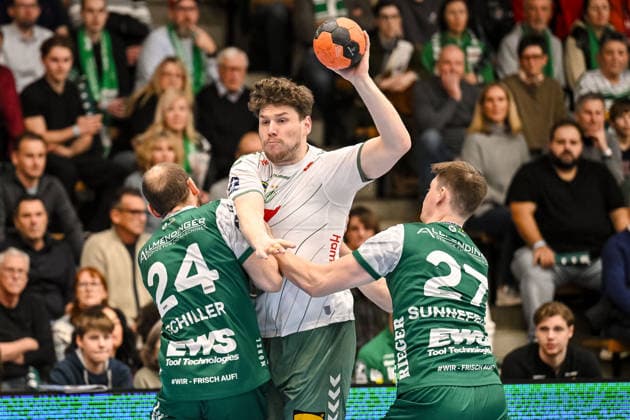 Goeppingen, Deutschland, 10.02.26: Marcel Schiller (FRISCH AUF! Goeppingen), Pgilipp Vorlicek (GWD Minden) und Oskar Sunnefeldt (FRISCH AUF! Goeppingen) im Zweikampf waehrend des Daikin Handball Bundesliga Spiels zwischen FRISCH AUF! Goeppingen vs GWD Minden in der EWS Arena am 10. Februar 2026 in Goeppingen, Deutschland. (Foto von Harry Langer DeFodi Images) Goeppingen, Germany, 10.02.26: Marcel Schiller (FRISCH AUF! Goeppingen), Pgilipp Vorlicek (GWD Minden) und Oskar Sunnefeldt (FRISCH AUF! Goeppingen) battle for the ball during the Daikin Handball Bundesliga match between FRISCH AUF! Goeppingen vs GWD Minden at EWS Arena on February 10, 2026 in Goeppingen, Germany. (Photo by Harry Langer DeFodi Images) (Photo by Harry Langer DeFodi Images) -