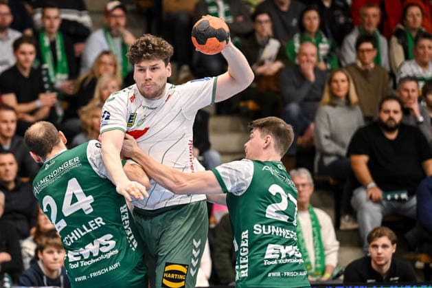 Goeppingen, Deutschland, 10.02.26: Marcel Schiller (FRISCH AUF! Goeppingen), Pgilipp Vorlicek (GWD Minden) und Oskar Sunnefeldt (FRISCH AUF! Goeppingen) im Zweikampf waehrend des Daikin Handball Bundesliga Spiels zwischen FRISCH AUF! Goeppingen vs GWD Minden in der EWS Arena am 10. Februar 2026 in Goeppingen, Deutschland. (Foto von Harry Langer DeFodi Images) Goeppingen, Germany, 10.02.26: Marcel Schiller (FRISCH AUF! Goeppingen), Pgilipp Vorlicek (GWD Minden) und Oskar Sunnefeldt (FRISCH AUF! Goeppingen) battle for the ball during the Daikin Handball Bundesliga match between FRISCH AUF! Goeppingen vs GWD Minden at EWS Arena on February 10, 2026 in Goeppingen, Germany. (Photo by Harry Langer DeFodi Images) (Photo by Harry Langer DeFodi Images) -