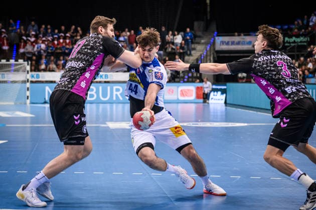 Stephan Seitz (ThSV Eisenach, 44) vs. Samuel Roethlisberger (TVB Stuttgart, 17), re: Max Haefner (TVB Stuttgart, 03) GER, TVB Stuttgart - ThSV Eisenach, DAIKIN HBL, Handball, Bundesliga, 20. Spieltag, Spielzeit 2025 2026, 09.02.2026 GER, TVB Stuttgart - ThSV Eisenach, DAIKIN HBL, Handball, Bundesliga, 20. Spieltag, Spielzeit 2025 2026, 09.02.2026 Stuttgart Copyright: xSandyxDinkelackerx EP_SDR