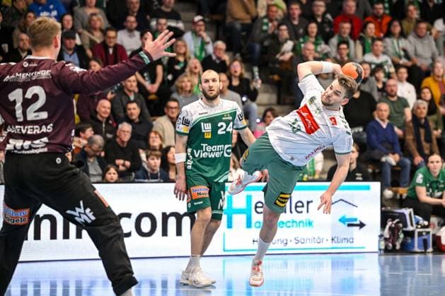 Goeppingen, Deutschland, 10.02.26: Torwart Kristian Saveras (FRISCH AUF! Goeppingen), Marcel Schiller (FRISCH AUF! Goeppingen) undIan Weber (GWD Minden) im Zweikampf waehrend des Daikin Handball Bundesliga Spiels zwischen FRISCH AUF! Goeppingen vs GWD Minden in der EWS Arena am 10. Februar 2026 in Goeppingen, Deutschland. (Foto von Harry Langer DeFodi Images) Goeppingen, Germany, 10.02.26: Torwart Kristian Saveras (FRISCH AUF! Goeppingen), Marcel Schiller (FRISCH AUF! Goeppingen) undIan Weber (GWD Minden) battle for the ball during the Daikin Handball Bundesliga match between FRISCH AUF! Goeppingen vs GWD Minden at EWS Arena on February 10, 2026 in Goeppingen, Germany. (Photo by Harry Langer DeFodi Images) (Photo by Harry Langer DeFodi Images) -
