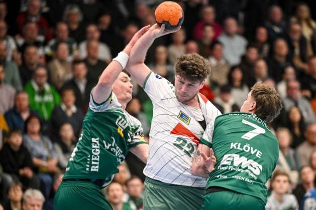 Goeppingen, Deutschland, 10.02.26: Oskar Sunnefeldt (FRISCH AUF! Goeppingen), Pgilipp Vorlicek (GWD Minden) und Victor Kloeve (FRISCH AUF! Goeppingen) im Zweikampf waehrend des Daikin Handball Bundesliga Spiels zwischen FRISCH AUF! Goeppingen vs GWD Minden in der EWS Arena am 10. Februar 2026 in Goeppingen, Deutschland. (Foto von Harry Langer DeFodi Images) Goeppingen, Germany, 10.02.26: Oskar Sunnefeldt (FRISCH AUF! Goeppingen), Pgilipp Vorlicek (GWD Minden) und Victor Kloeve (FRISCH AUF! Goeppingen) battle for the ball during the Daikin Handball Bundesliga match between FRISCH AUF! Goeppingen vs GWD Minden at EWS Arena on February 10, 2026 in Goeppingen, Germany. (Photo by Harry Langer DeFodi Images) (Photo by Harry Langer DeFodi Images) -
