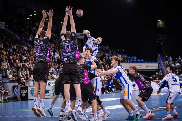 Dominik Solak (ThSV Eisenach, 30) wirft Ball Richtung Stuttgarter Block aus Antonio Serradilla (TVB Stuttgart, 05) und Samuel Roethlisberger (TVB Stuttgart, 17) GER, TVB Stuttgart - ThSV Eisenach, DAIKIN HBL, Handball, Bundesliga, 20. Spieltag, Spielzeit 2025 2026, 09.02.2026 GER, TVB Stuttgart - ThSV Eisenach, DAIKIN HBL, Handball, Bundesliga, 20. Spieltag, Spielzeit 2025 2026, 09.02.2026 Stuttgart Copyright: xSandyxDinkelackerx EP_SDR