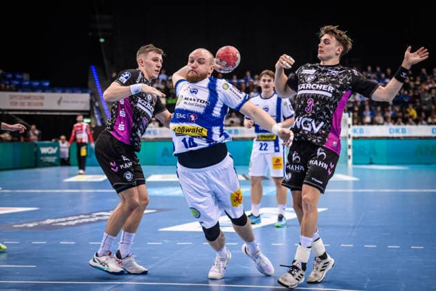 Peter Walz (ThSV Eisenach, 14) setzt sich durch gegen Simone Mengon (TVB Stuttgart, 15), li. und Max Haefner (TVB Stuttgart, 03), re. GER, TVB Stuttgart - ThSV Eisenach, DAIKIN HBL, Handball, Bundesliga, 20. Spieltag, Spielzeit 2025 2026, 09.02.2026 GER, TVB Stuttgart - ThSV Eisenach, DAIKIN HBL, Handball, Bundesliga, 20. Spieltag, Spielzeit 2025 2026, 09.02.2026 Stuttgart Copyright: xSandyxDinkelackerx EP_SDR