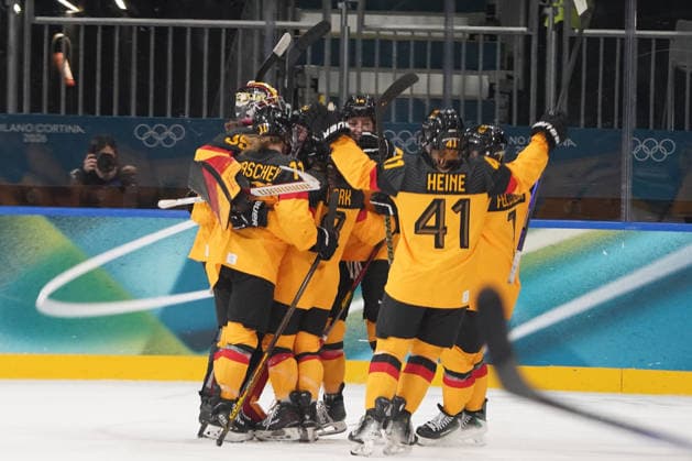 Milano Cortina, 2026 , Winter Olympic Games, Olympische Spiele, Olympia, OS Olympische Winter-Olympische spiele 2026 , Eishockey Frauen, Women s Preliminary Round Italien vs Deutschland , Italy-Germany , Ice hockey, Eishockey Arena Rho Milano, , Deutschland , Germany , Jubeln Photocopyright Gladys Chai von der Laage *** Milano Cortina, 2026 , Winter Olympic Games, Winter Olympic Games 2026 , Ice Hockey Women, Women s Preliminary Round Italy vs Germany , Italy Germany , Ice Hockey Arena Rho Milano, , Germany , Germany , Cheering Photocopyright Gladys Chai von der Laage