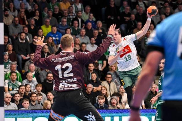 Goeppingen, Deutschland, 10.02.26: Torwart Kristian Saveras (FRISCH AUF! Goeppingen) und Jakub Sterba (GWD Minden) im Zweikampf waehrend des Daikin Handball Bundesliga Spiels zwischen FRISCH AUF! Goeppingen vs GWD Minden in der EWS Arena am 10. Februar 2026 in Goeppingen, Deutschland. (Foto von Harry Langer DeFodi Images) Goeppingen, Germany, 10.02.26: Torwart Kristian Saveras (FRISCH AUF! Goeppingen) und Jakub Sterba (GWD Minden) battle for the ball during the Daikin Handball Bundesliga match between FRISCH AUF! Goeppingen vs GWD Minden at EWS Arena on February 10, 2026 in Goeppingen, Germany. (Photo by Harry Langer DeFodi Images) (Photo by Harry Langer DeFodi Images) -