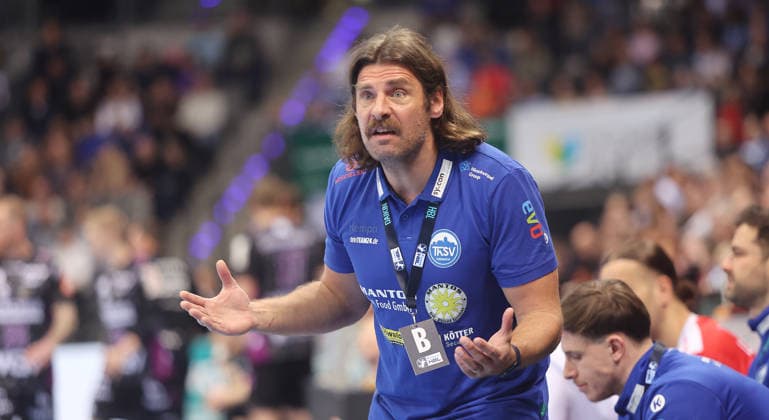Stuttgart , Handball Daikin Bundesliga TVB Stuttgart vs. ThSV Eisenach , Sebastian Hinze ( Trainer Eisenach )