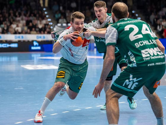Ian Weber (GWD Minden, 13) im Zweikampf mit Oskar Sunnefeldt (Frisch Auf Goeppingen, 27), Frisch Auf Goeppingen vs. GWD Minden, Handball, 1. Bundesliga, Herren, Spielzeit 2025 2026, 10.02.2026, Frisch Auf Goeppingen vs. GWD Minden, Handball, 1. Bundesliga, Herren, Spielzeit 2025 2026, 10.02.2026 Goeppingen Copyright: xEibner-Pressefoto MichaelxSchmidx EP_MST