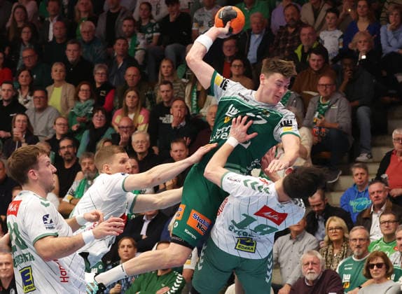 10.22.2026, Deutschland, Göppingen, Handball DAIKIN HBL, FRISCH AUF! Göppingen vs. GWD Minden, v.l. Oskar Sunnefeldt (FAG), Jakub Sterba (GWD)