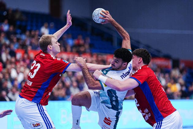 Einar Olafsson (Handball Verein Hamburg, 23), Ahmed Moustafa Nasralla (SC DHfK Leipzig, 17), Jan-Chirstian Schmidt (Handball Sport Verein Hamburg, 42) GER, Handball Sport Verein Hamburg vs. SC DHfK Leipzig, Handball, 1. Bundesliga, Spieltag 20, Saison 2025 2026, 10.02.2026 GER, Handball Sport Verein Hamburg vs. SC DHfK Leipzig, Handball, 1. Bundesliga, Spieltag 20, Saison 2025 2026, 10.02.2026 Hamburg Copyright: xEibner-Pressefoto MarcelxvonxFehrnx EP_MFN