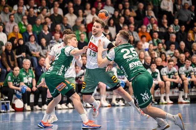 Goeppingen, Deutschland, 10.02.26: Martin Hanne (FRISCH AUF! Goeppingen), Ian Weber (GWD Minden) und Ludvig Jurmala Astroem (FRISCH AUF! Goeppingen) im Zweikampf waehrend des Daikin Handball Bundesliga Spiels zwischen FRISCH AUF! Goeppingen vs GWD Minden in der EWS Arena am 10. Februar 2026 in Goeppingen, Deutschland. (Foto von Harry Langer DeFodi Images) Goeppingen, Germany, 10.02.26: Martin Hanne (FRISCH AUF! Goeppingen), Ian Weber (GWD Minden) und Ludvig Jurmala Astroem (FRISCH AUF! Goeppingen) battle for the ball during the Daikin Handball Bundesliga match between FRISCH AUF! Goeppingen vs GWD Minden at EWS Arena on February 10, 2026 in Goeppingen, Germany. (Photo by Harry Langer DeFodi Images) (Photo by Harry Langer DeFodi Images) -