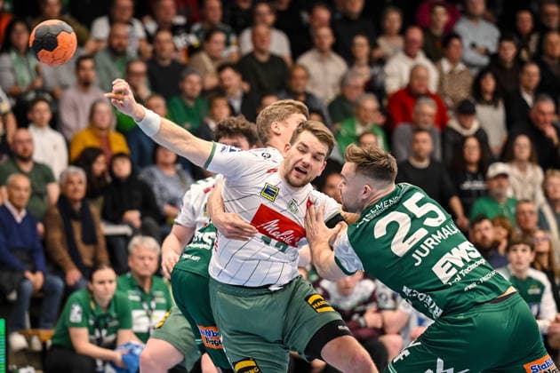 Goeppingen, Deutschland, 10.02.26: Martin Hanne (FRISCH AUF! Goeppingen), Ian Weber (GWD Minden) und Ludvig Jurmala Astroem (FRISCH AUF! Goeppingen) im Zweikampf waehrend des Daikin Handball Bundesliga Spiels zwischen FRISCH AUF! Goeppingen vs GWD Minden in der EWS Arena am 10. Februar 2026 in Goeppingen, Deutschland. (Foto von Harry Langer DeFodi Images) Goeppingen, Germany, 10.02.26: Martin Hanne (FRISCH AUF! Goeppingen), Ian Weber (GWD Minden) und Ludvig Jurmala Astroem (FRISCH AUF! Goeppingen) battle for the ball during the Daikin Handball Bundesliga match between FRISCH AUF! Goeppingen vs GWD Minden at EWS Arena on February 10, 2026 in Goeppingen, Germany. (Photo by Harry Langer DeFodi Images) (Photo by Harry Langer DeFodi Images) -