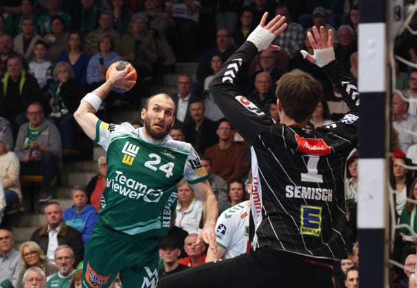 10.22.2026, Deutschland, Göppingen, Handball DAIKIN HBL, FRISCH AUF! Göppingen vs. GWD Minden, v.l. Marcel Schiller (FAG), Malte Semisch (GWD)