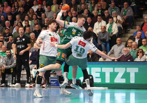 10.22.2026, Deutschland, Göppingen, Handball DAIKIN HBL, FRISCH AUF! Göppingen vs. GWD Minden, v.l. Oskar Sunnefeldt (FAG), Jakub Sterba (GWD)
