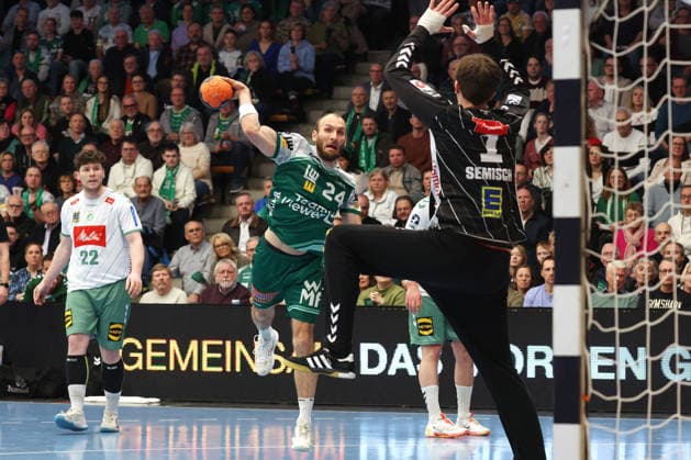 10.22.2026, Deutschland, Göppingen, Handball DAIKIN HBL, FRISCH AUF! Göppingen vs. GWD Minden, v.l. Marcel Schiller (FAG), Malte Semisch (GWD)