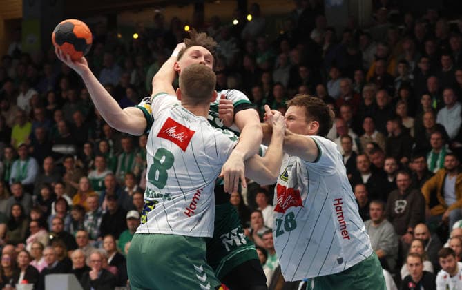 10.22.2026, Deutschland, Göppingen, Handball DAIKIN HBL, FRISCH AUF! Göppingen vs. GWD Minden, v.l. Ole Pregler (FAG), Karolis Antanavicius (GWD), Tom Bergner (GWD)