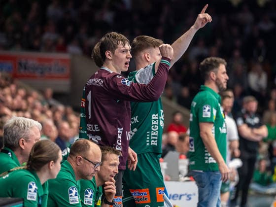 Julian Buchele (Frisch Auf Goeppingen, 01) jubelt auf der Bank, Frisch Auf Goeppingen vs. GWD Minden, Handball, 1. Bundesliga, Herren, Spielzeit 2025 2026, 10.02.2026, Frisch Auf Goeppingen vs. GWD Minden, Handball, 1. Bundesliga, Herren, Spielzeit 2025 2026, 10.02.2026 Goeppingen Copyright: xEibner-Pressefoto MichaelxSchmidx EP_MST