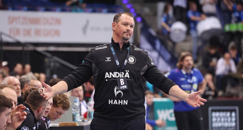 Stuttgart , Handball Daikin Bundesliga TVB Stuttgart vs. ThSV Eisenach , Trainer Misha Kaufmann ( TVB )