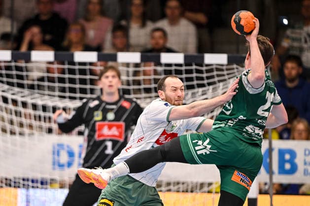 Goeppingen, Deutschland, 10.02.26: Alexander Weck (GWD Minden) und Erik Persson (FRISCH AUF! Goeppingen) im Zweikampf waehrend des Daikin Handball Bundesliga Spiels zwischen FRISCH AUF! Goeppingen vs GWD Minden in der EWS Arena am 10. Februar 2026 in Goeppingen, Deutschland. (Foto von Harry Langer DeFodi Images) Goeppingen, Germany, 10.02.26: Alexander Weck (GWD Minden) und Erik Persson (FRISCH AUF! Goeppingen) battle for the ball during the Daikin Handball Bundesliga match between FRISCH AUF! Goeppingen vs GWD Minden at EWS Arena on February 10, 2026 in Goeppingen, Germany. (Photo by Harry Langer DeFodi Images) (Photo by Harry Langer DeFodi Images) -