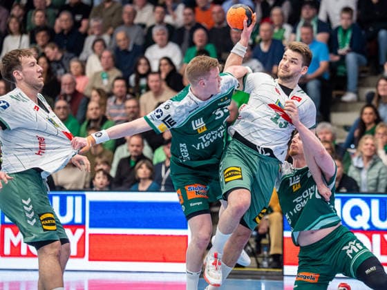 Ian Weber (GWD Minden, 13) im Duell mit Ymir Oern Gislason (Frisch Auf Goeppingen, 33) und Erik Persson (Frisch Auf Goeppingen, 22), Frisch Auf Goeppingen vs. GWD Minden, Handball, 1. Bundesliga, Herren, Spielzeit 2025 2026, 10.02.2026, Frisch Auf Goeppingen vs. GWD Minden, Handball, 1. Bundesliga, Herren, Spielzeit 2025 2026, 10.02.2026 Goeppingen Copyright: xEibner-Pressefoto MichaelxSchmidx EP_MST